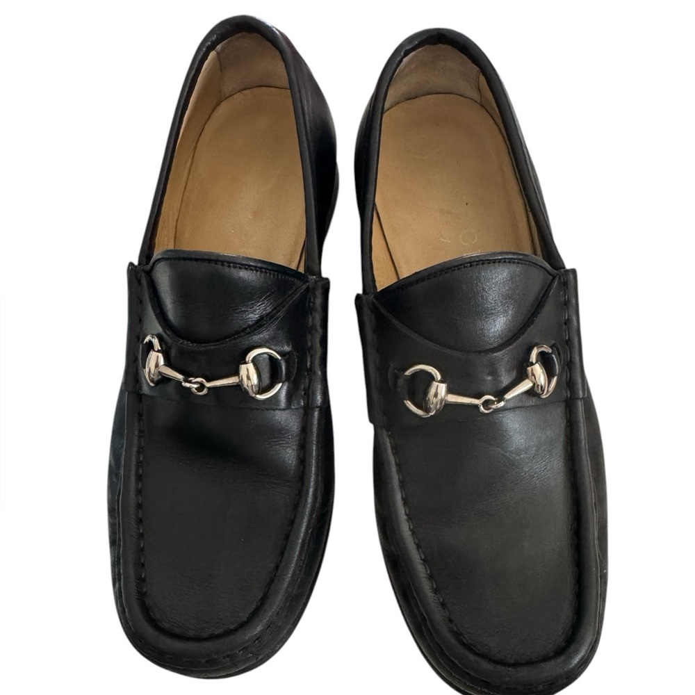 GUCCI Elegant Black Leather Slip-On Loafers with Cushioned Insole